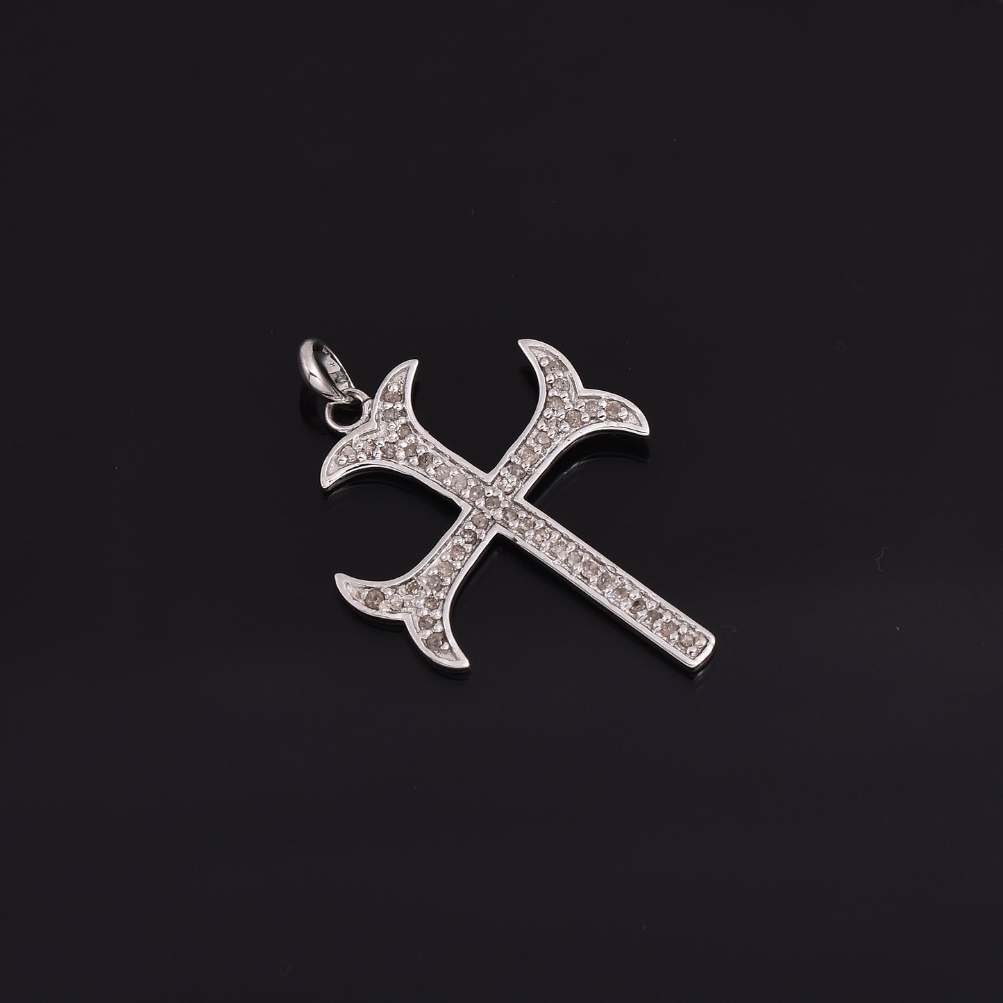 Cruz Diamond Cross Pendant